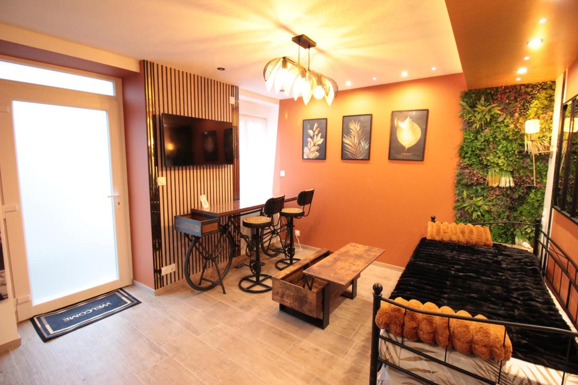 Luxury Studio, Rez De Chaussee, Parking Prive Video Surveillance, Canape Haute Qualite Convertible Couchage 2 Personnes, Centre Ville Proche, Restaurant, Boulangerie 2 Minutes A Pied, Terrasse - 800Metre Carre De Terrain - Gere Par Presta-Zen'Service Verdun-sur-Meuse Buitenkant foto