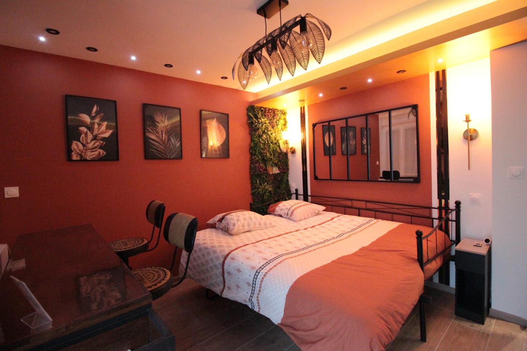 Luxury Studio, Rez De Chaussee, Parking Prive Video Surveillance, Canape Haute Qualite Convertible Couchage 2 Personnes, Centre Ville Proche, Restaurant, Boulangerie 2 Minutes A Pied, Terrasse - 800Metre Carre De Terrain - Gere Par Presta-Zen'Service Verdun-sur-Meuse Buitenkant foto